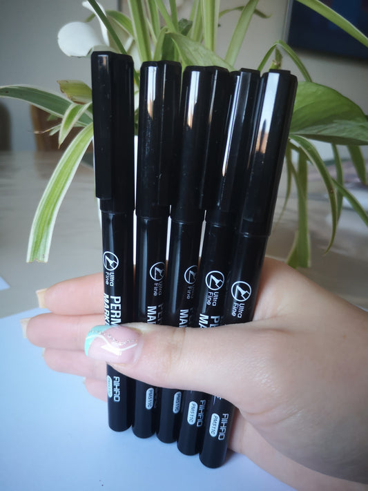 Le marqueur noir ULTRA fin